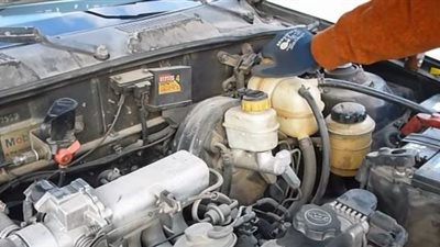 شاهد.. تجنب حالات الطوارئ للسيارة على الطرق السريعة