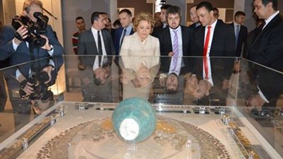 بالصور.. جولة رئيسة الاتحاد الفيدرالي الروسي بالمتحف الإسلامي