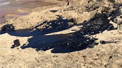 «البيئة» تعالج التلوث الزيتي بقرية سياحية بـ«السخنة»