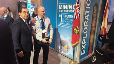 بالصور.. «وزير البترول» يتفقد أجنحة المشاركين في «بديك» 