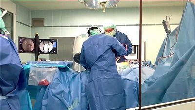 جراحة نادرة تنقذ حياة «سبعيني» وتعيد إليه حركة أطرافه الأربعة