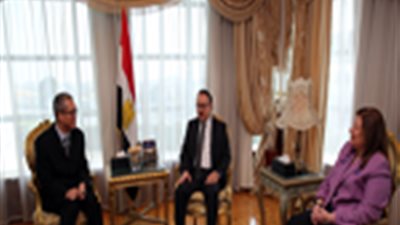 «القاضي» يبحث مع «باناسونيك» دعم صناعة الإلكترونيات