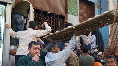 أزمة الخبز تشعل المحافظات.. التموين تتهم الإعلام والمخابز.. ورئيس الوزراء يتدخل أخيرًا