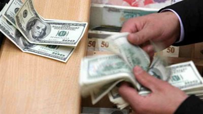 كارثة.. تحذير من تسرب حوالات العاملين بالخارج للسوق الموازية