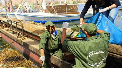 «ماري».. فتاة فرنسية تدشن مبادرة لتنظيف الأقصر