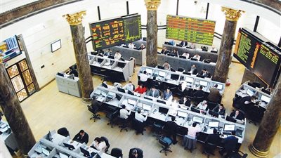 تراجع مؤشرات البورصة بمستهل التعاملات.. وتنفيذ صفقة على النساجون بـ1.4مليار جنيه