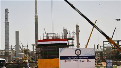 وزير البترول يتفقد مشروعات زيادة الطاقة الانتاجية للسولار بأسيوط