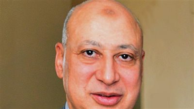 وزير المالية يكريم مختار توفيق رئيس الضرائب السابق لمجهوداته في تطوير المصلحة