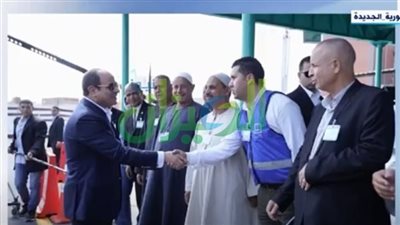 السيسي يتوقف خلال جولته ويدير حوارا مع المواطنين بقرية الأبعادية