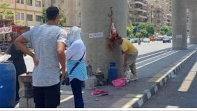 محافظة القاهرة تحرر محاضر إتلاف لجزار علق اللحوم على أعمدة المونوريل