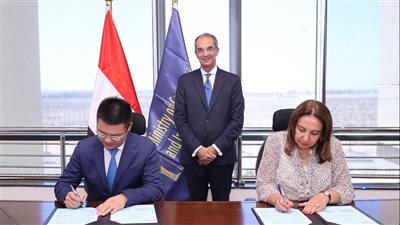وزير الاتصالات يشهد توقيع مذكرة تفاهم بين  «إيتيدا» و«Huawei»