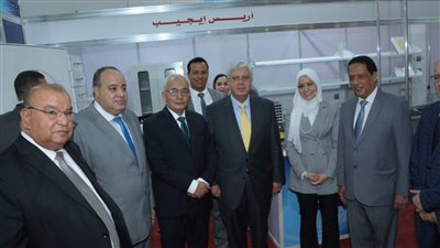 «عاشور» يتفقد جناح «أريس ايجيبت» في معرض التعليم العالي