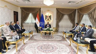 وزير الإنتاج الحربي يتفقد مصنع «قها للصناعات الكيماوية»