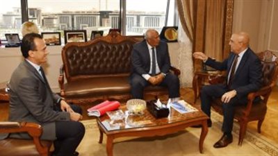 وزير الإسكان ومحافظ الوادى الجديد يتابعان موقف المشروعات المختلفة الجارى تنفيذها