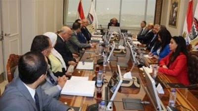 وزير قطاع الأعمال يناقش المخطط العام للتدريب مع رؤساء الشركات