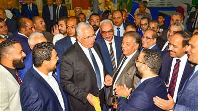 «وزير الزراعة» يتفقد جناح «تكنو سيدز» في معرض صحارى الدولي