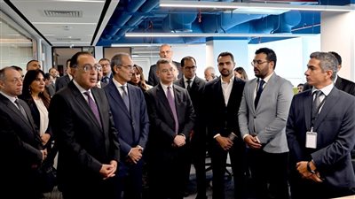 رئيس الوزراء يزور عدداً من الشركات العالمية في مجال صناعة التعهيد بالقرية الذكية