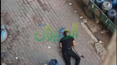 صور ...جندي إسرائيلي يطلق النار على  رجل فلسطيني أثناء عمله