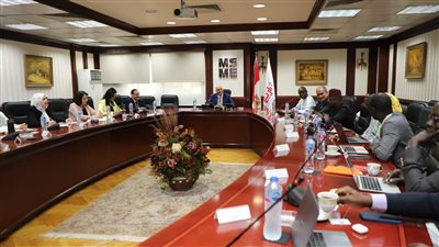 باسل رحمي يستقبل وفد من السنغال لتسويق منتجات شباب جهاز تنمية المشروعات 