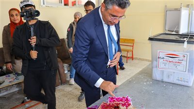 رئيس مجلس إدارة الهيئة القومية للبريد يُدلي بصوته في الانتخابات الرئاسية
