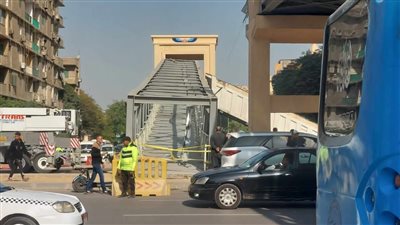 سقوط كوبري مشاة جديد بشارع أحمد عرابى بالمهندسين.. (التفاصيل )