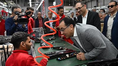 باستثمارات مباشرة بقيمة ٨ ملايين دولار..رئيس الوزراء يزور مصنع 