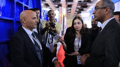نائب وزير الاسكان يتفقد جناح  «الدولية لصهر المعادن» في معرض وتريكس للبنية التحتية