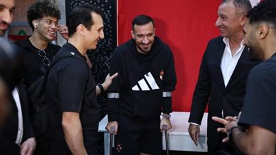علي معلول لاعب النادي الأهلي يظهر بعكازين فى رحلة العودة إلى مصر