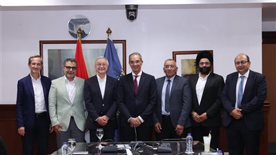 وزير الاتصالات يبحث مع مسئولى نوكيا خططها التوسعية فى تصنيع الهواتف بمصر