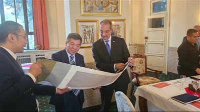 وزير الاتصالات يبحث مع رئيس مجموعة Tsinghua Unigroup إنشاء مركز للبحث والتطوير 