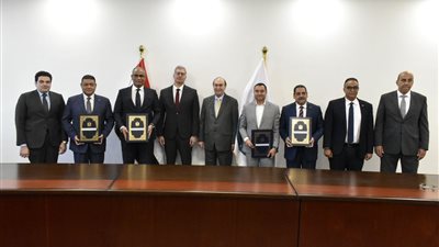 بدوى ومميش يشهدان توقيع اتفاقية المساهمين لتأسيس شركة الإسكندرية لسلاسل الإمداد