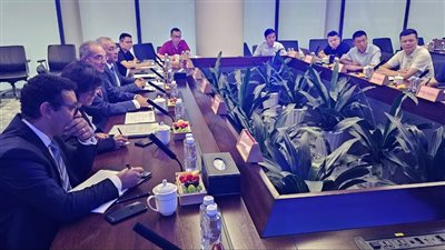 مصر تبحث مع شركات صينية استراتيجية لتصنيع الهواتف المحمولة وكابلات الألياف الضوئية