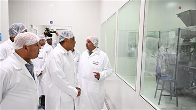 رئيس الوزراء يتفقد مصنع الشركة الأوروبية المصرية للصناعات الدوائية