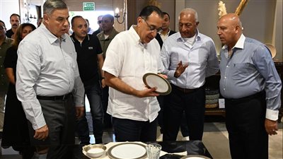 رئيس الوزراء يزور مصانع الشركة المصرية الألمانية لصناعة البورسلين ويجري حواراً مع العاملين