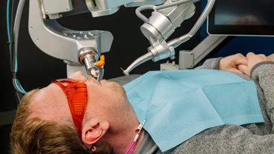 أسرع 8 مرات من أي طبيب .. أول عملية زراعة أسنان يجريها روبوت