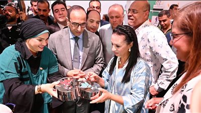 وزيرة التضامن تتفقد جناحي بنك ناصر الاجتماعي وصندوق عطاء في معرض تنمية الأسرة المصرية