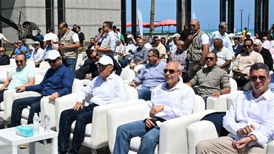 رئيس الوزراء يسلم وحدات للعملاء بمشروعات 