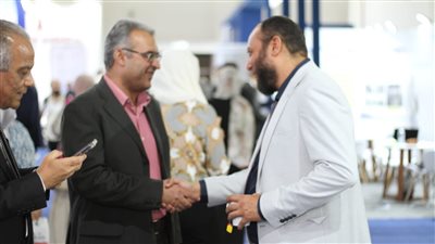 رئيس هيئة الدواء يتفقد جناح « فارما ايجيبت للهندسة » بمعرض فارماكونكس  