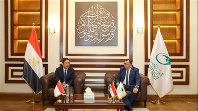 رئيس البريد المصري يبحث مع سفير سنغافورة إصدار طابع تذكاري