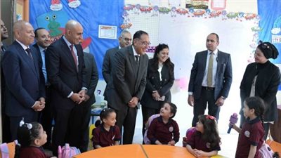 رئيس الوزراء يقوم بزيارة مفاجئة لمدارس حكومية بإدارة السلام