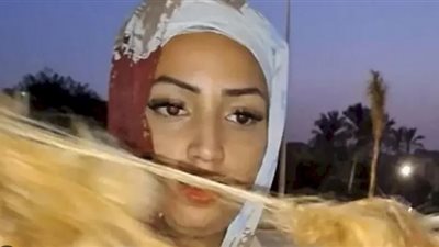 «حداد» يقص شعر زوجته وسط الشارع بسبب «تيك توك»