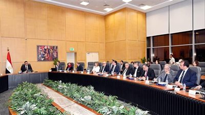 وزير الإسكان يبحث مع المطورين العقاريين مشاركتهم فى فعاليات المنتدى الحضري العالمي