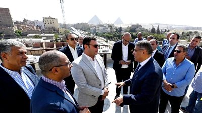 وزير الإسكان ومحافظ الجيزة يعقدان اجتماعاً بالمنطقة المحيطة بالأهرامات لاستعراض مخطط تطويرها