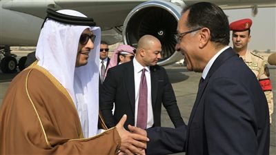 رئيس الوزراء يستقبل نظيره القطري بمطار القاهرة الدولي