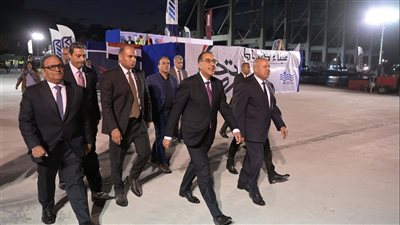 رئيس الوزراء يتفقد الأوناش العملاقة بمحطة حاويات 