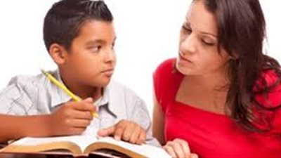 مذاكرة الأمهات لأبنائهن خطأ.. استشارية نفسية توضح سلبيات المساعدة المفرطة