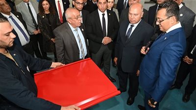 وزير الصناعة يتفقد 4 مصانع متخصصة بمدينة العاشر من رمضان