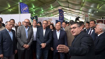  رئيس الوزراء يتفقد معرض 