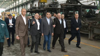 وزير الإنتاج الحربي يتفقد خطوط الإنتاج ومراحل التصنيع بشركة حلوان للصناعات الهندسية