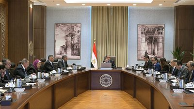 رئيس الوزراء يستعرض الفرص السياحية بالمنطقة المحيطة بهضبة الأهرام